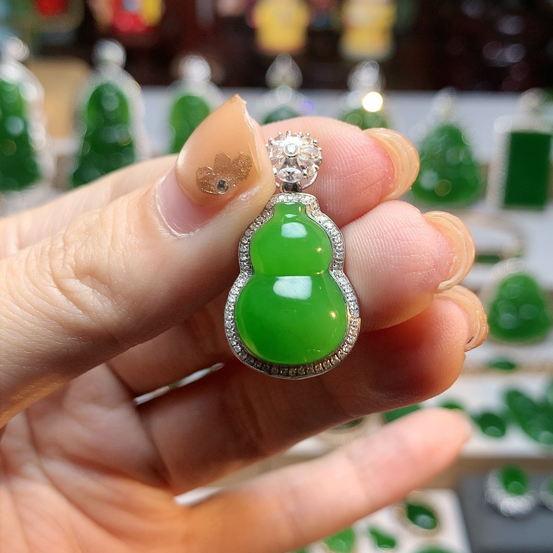 颈饰18K金镶嵌和田玉（碧玉）容****吧