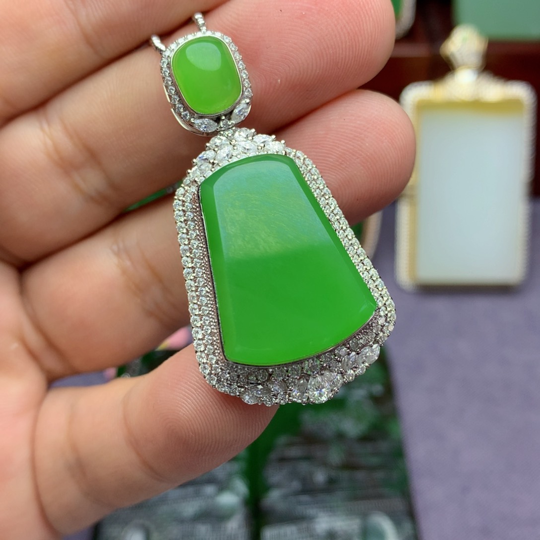 和田玉18K金镶嵌颈饰