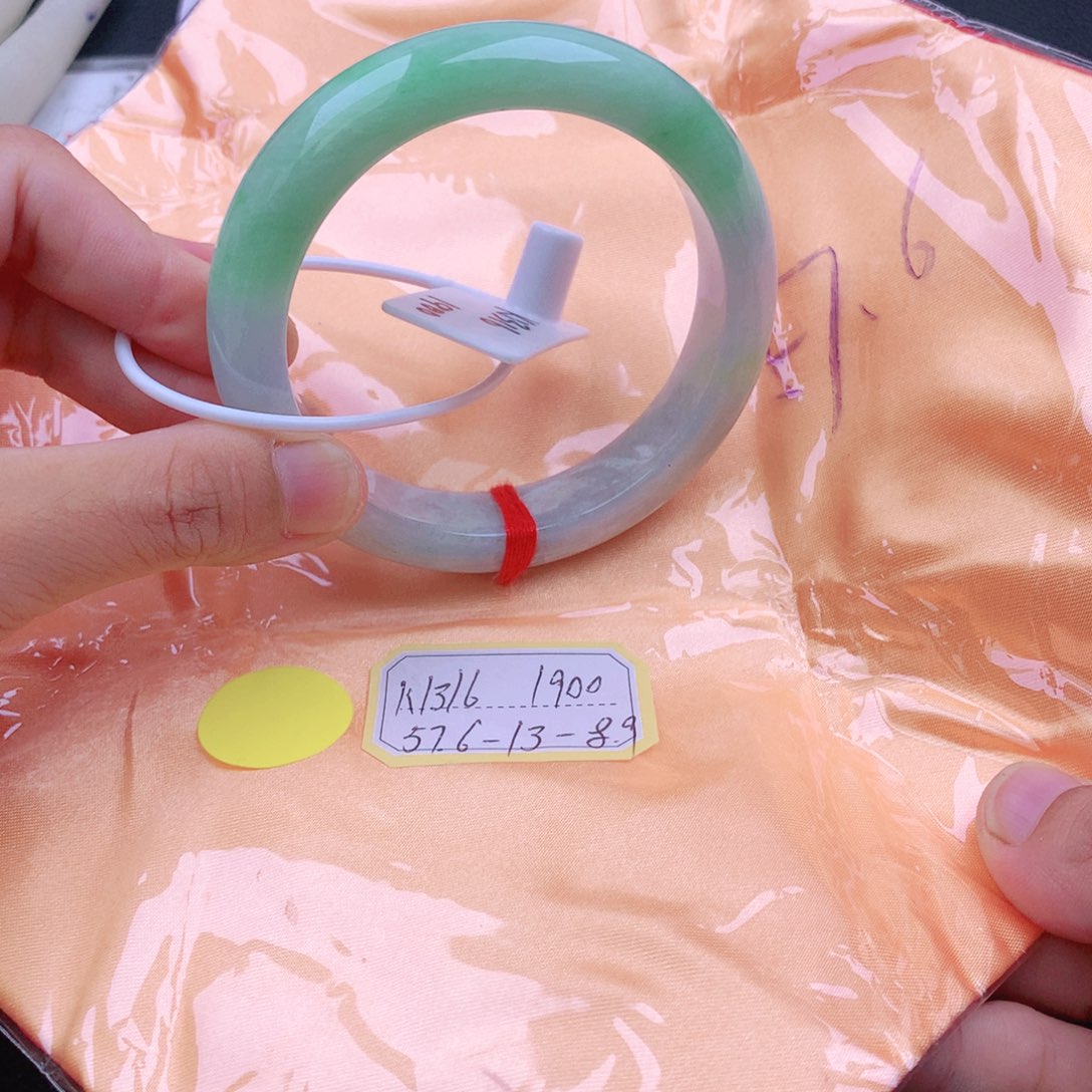 翡翠手镯未镶嵌翡翠