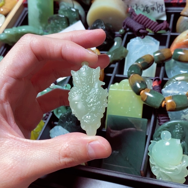 透闪石质玉颈饰未镶嵌