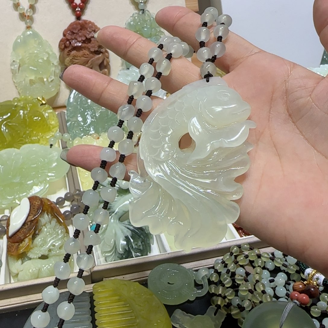 未镶嵌蛇纹石玉吊坠