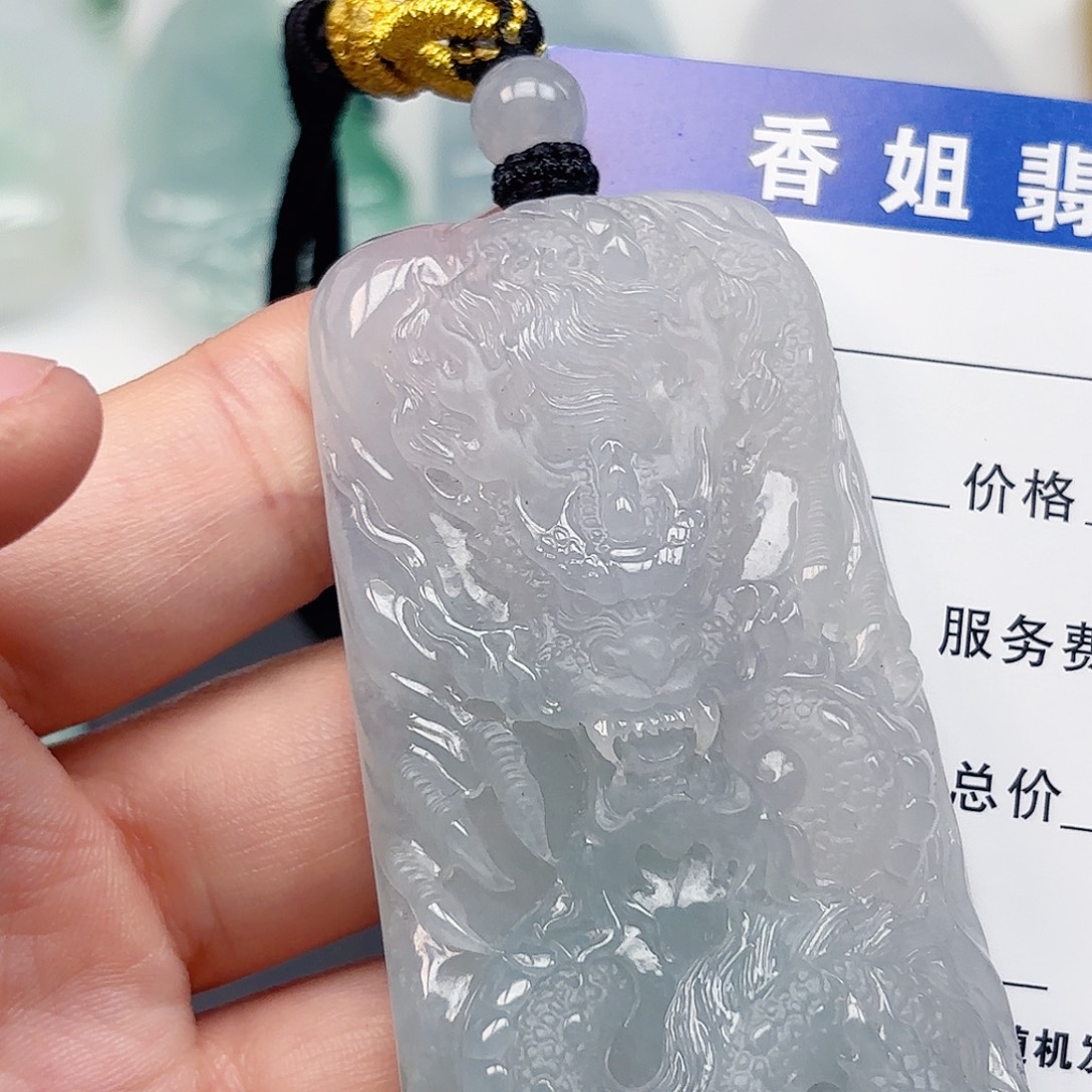 翡翠未镶嵌颈饰龙