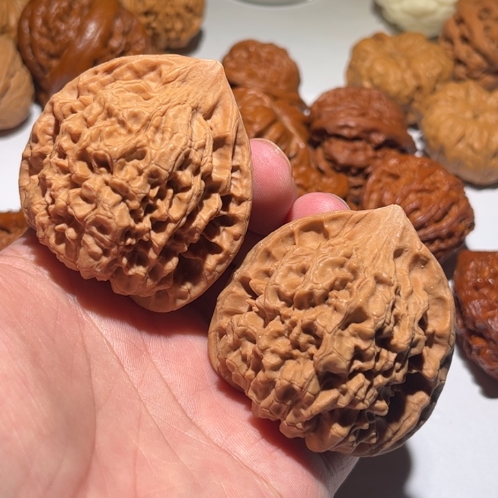 桃核把件狮子头核桃