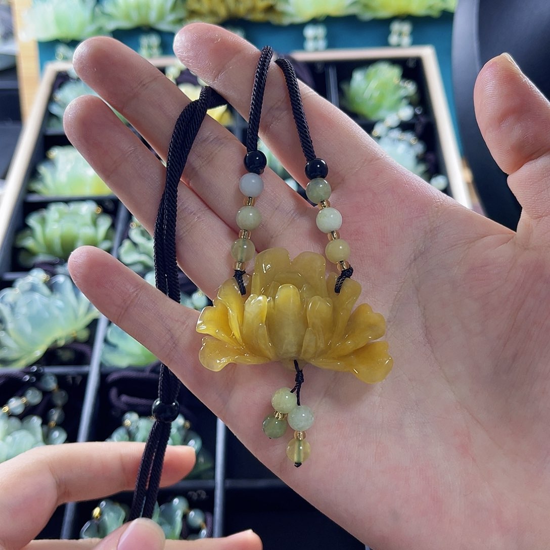 蛇纹石玉颈饰合金