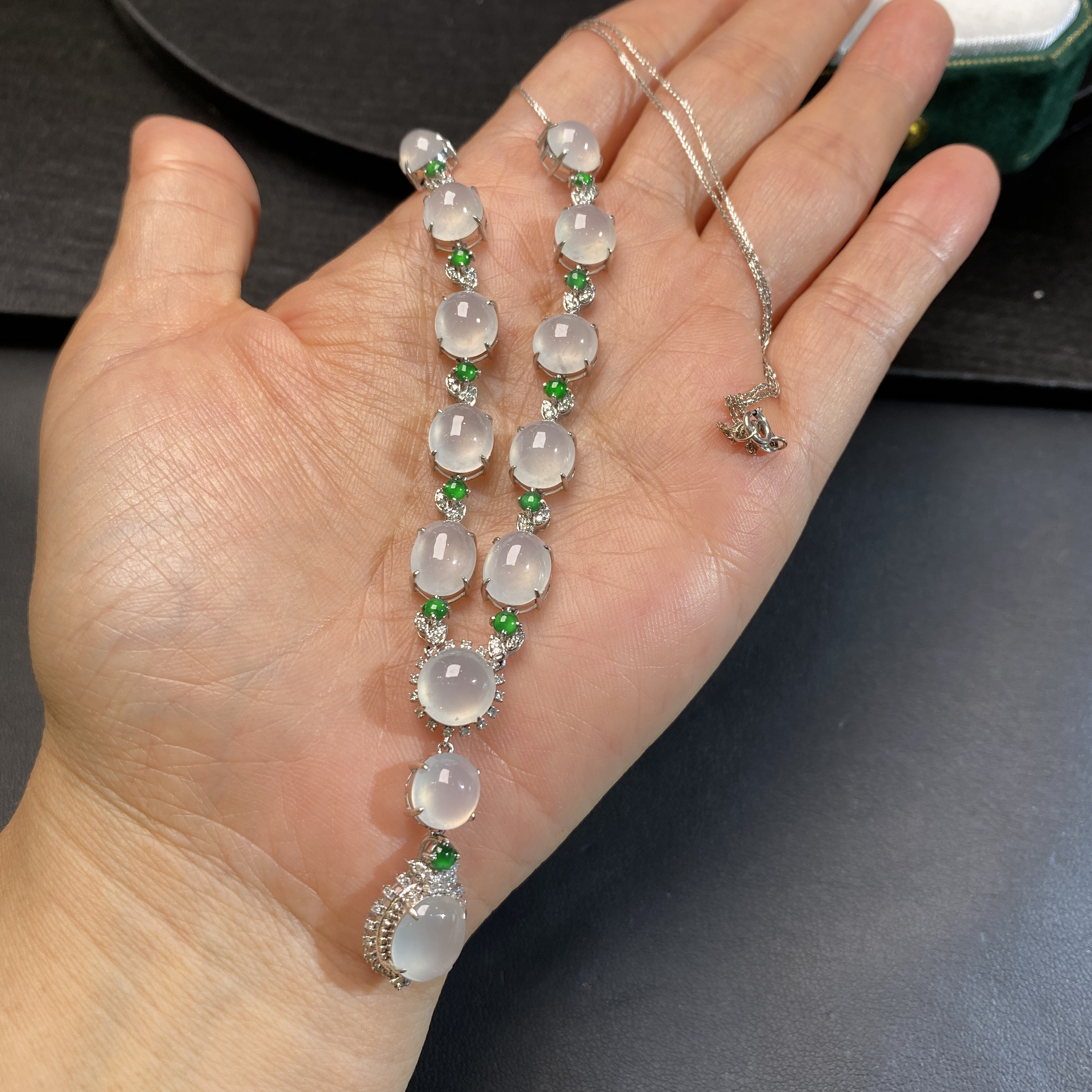 18k镶钻冰种蛋面翡翠锁骨链晚装项链 种老色好 冰透水润 上身大气