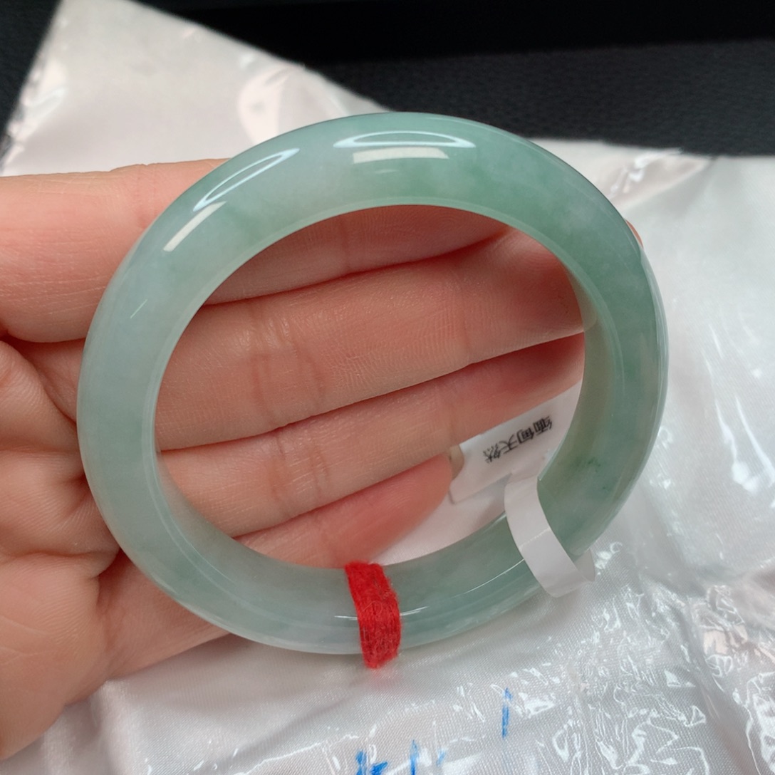 翡翠手镯未镶嵌………..