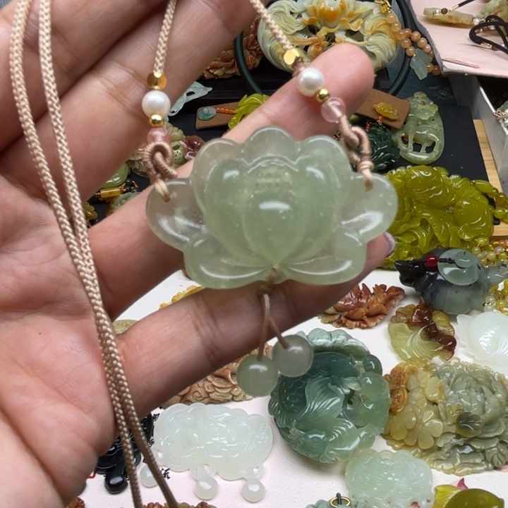 蛇纹石玉未镶嵌颈饰