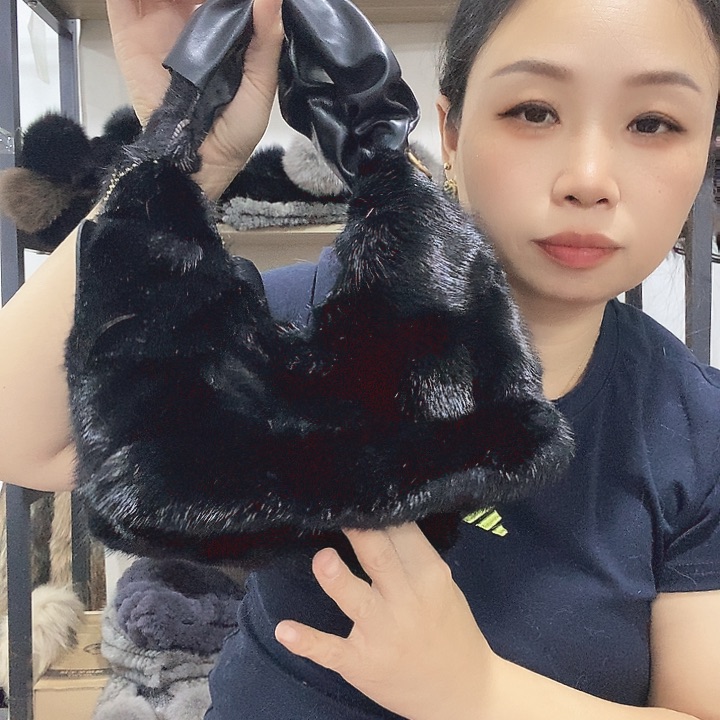 黑色包包搭配黑色
