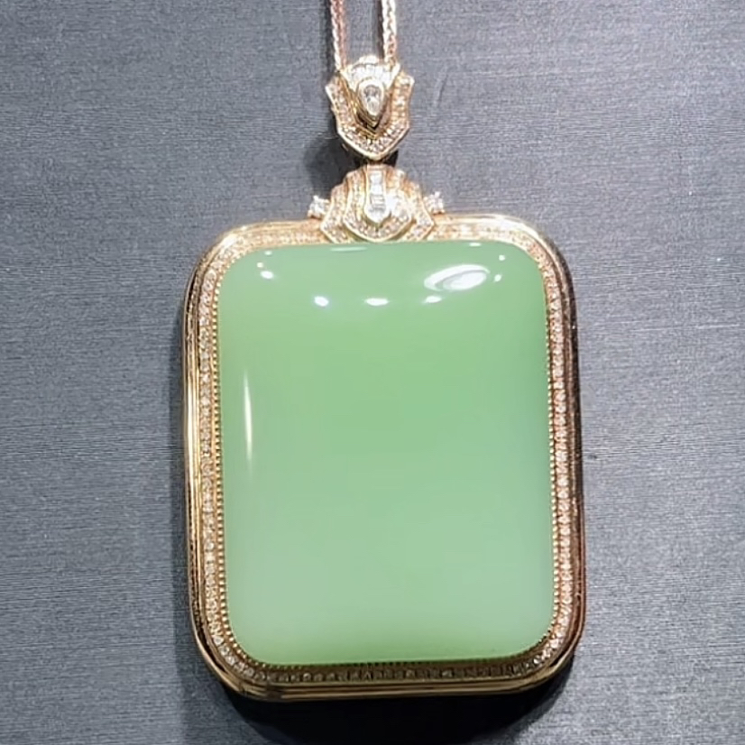 收藏无结构！和田玉俄料碧玉夹层料绿底粉青无事牌吊坠18K金镶嵌
