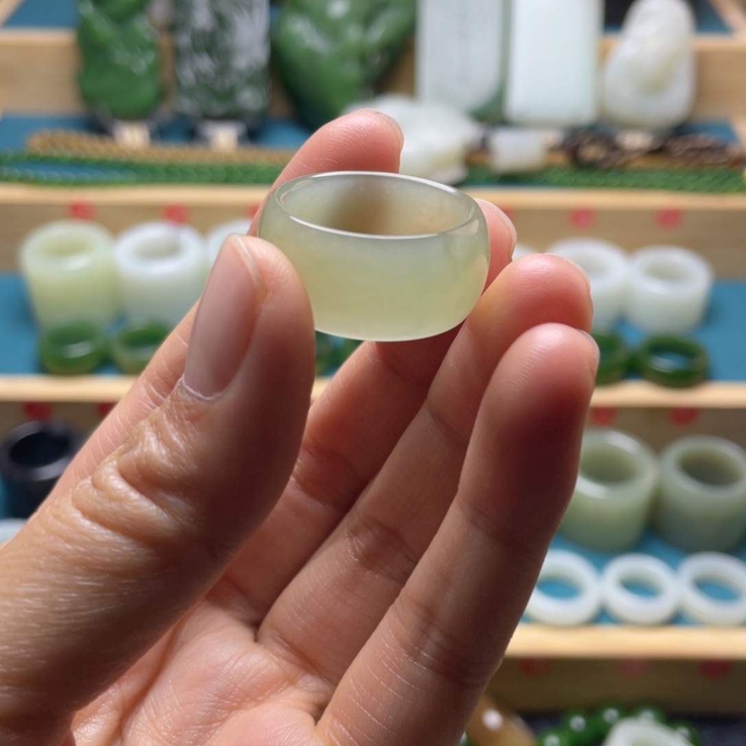 兆***辰和田玉未镶嵌戒指