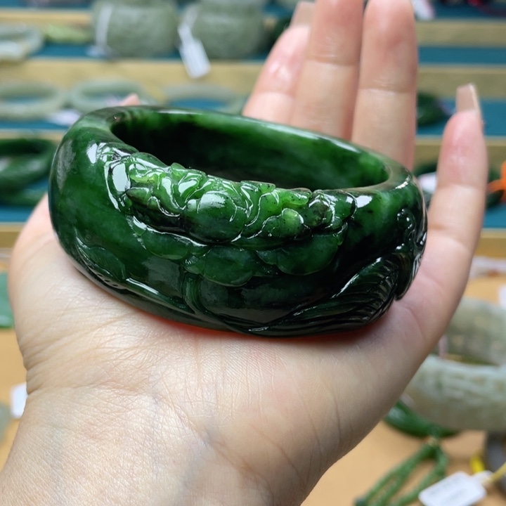 和田玉手镯59圈口。编号34未镶嵌