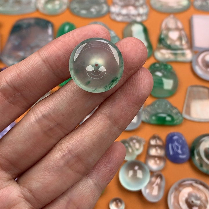 翡翠挂件未镶嵌….