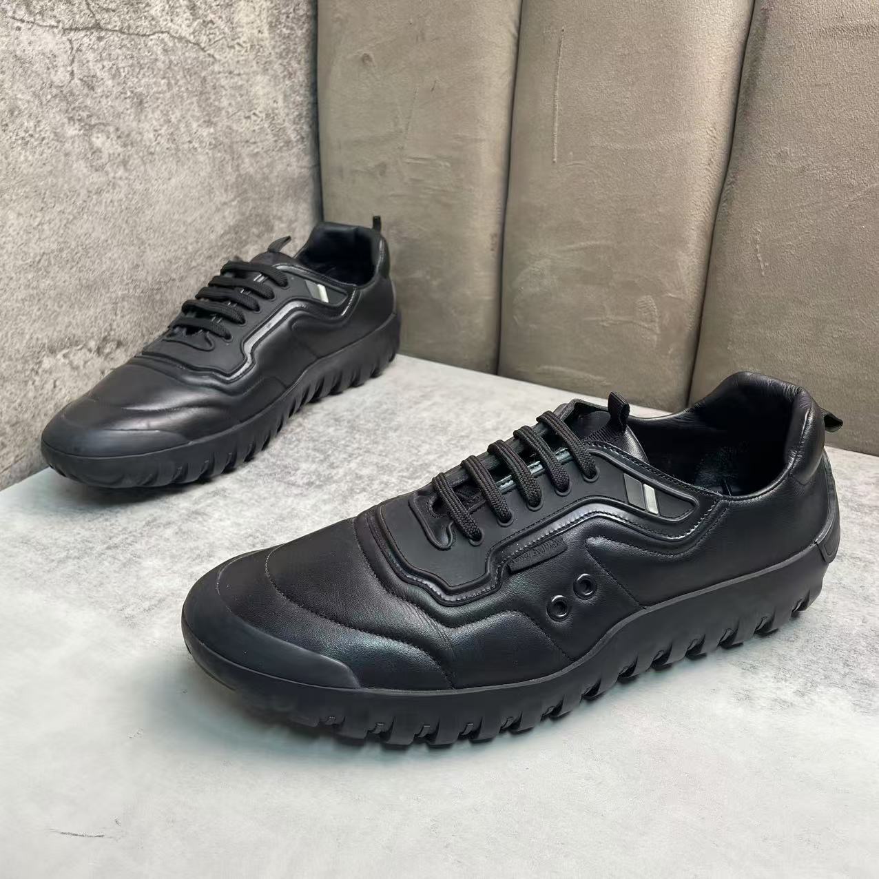 95新 Prada/普拉达 黑色皮革舒适百搭休闲低帮运动鞋/42码