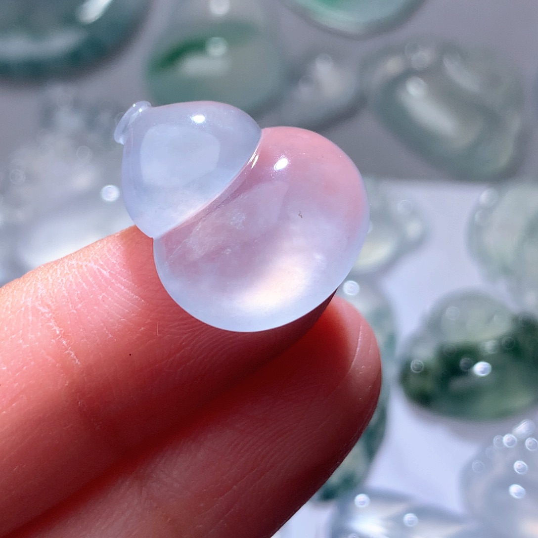 颈饰未镶嵌翡翠是***姐缅甸