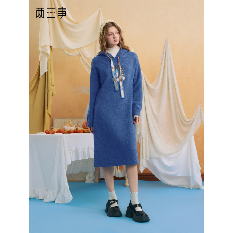 两三事绵延温柔2025冬季新款卡通刺绣印花抽绳连帽毛衣裙连衣裙