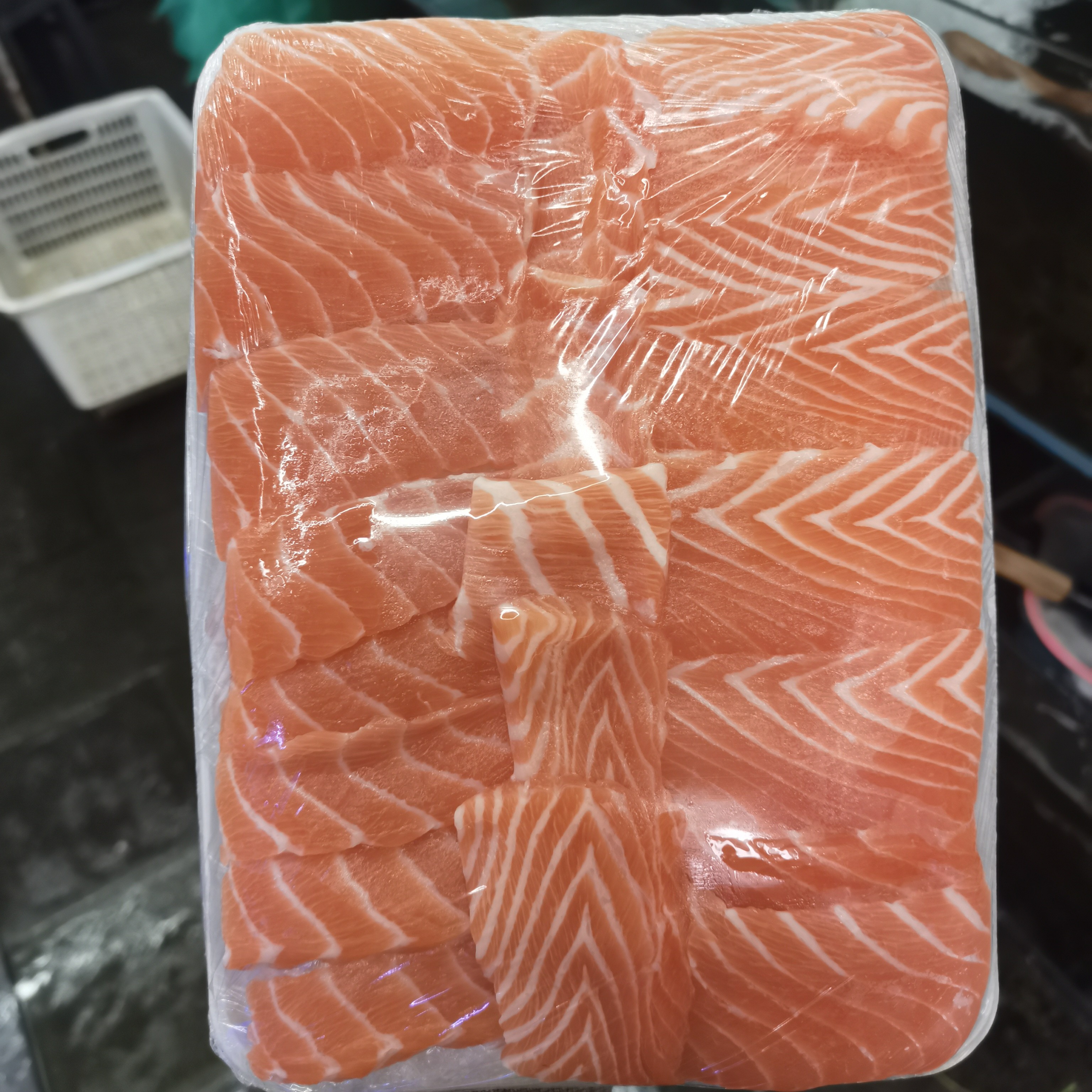 新鲜片好三文鱼一份（连皮带骨约 500g）