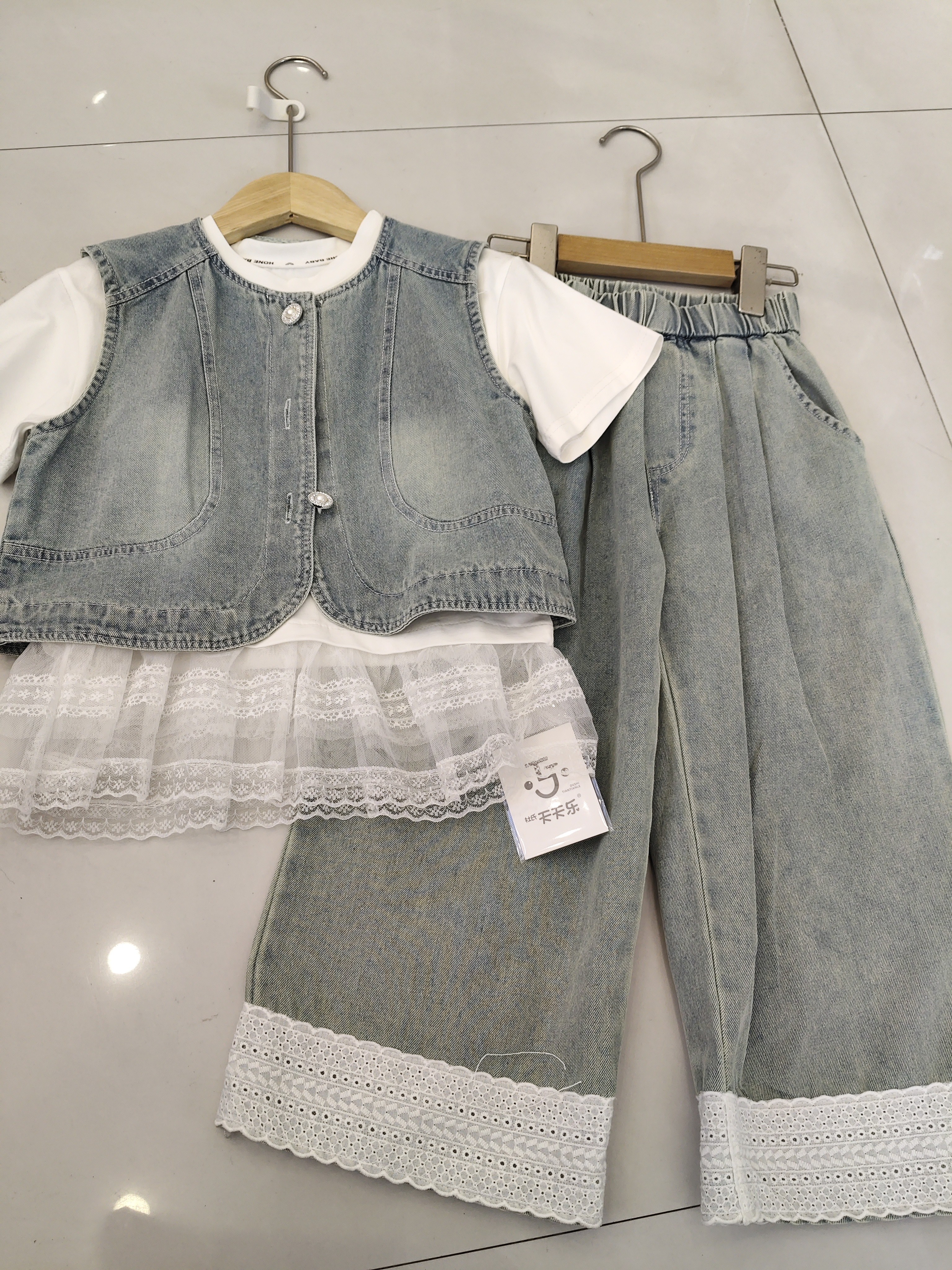 2025时尚牛仔三件套，蕾丝元素套装110-150中童，3230牛仔套装女童