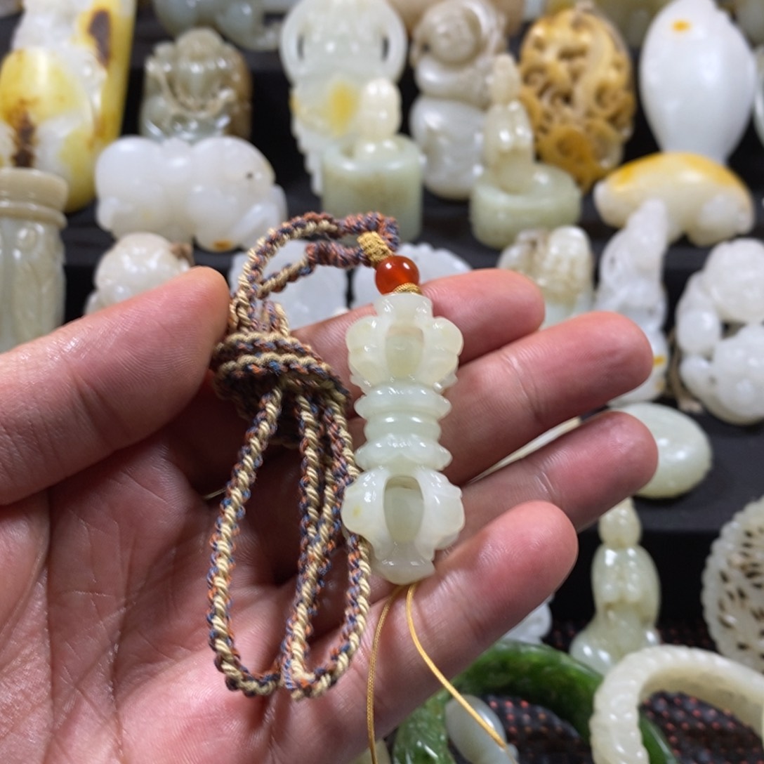 和田玉颈饰未镶嵌异*君