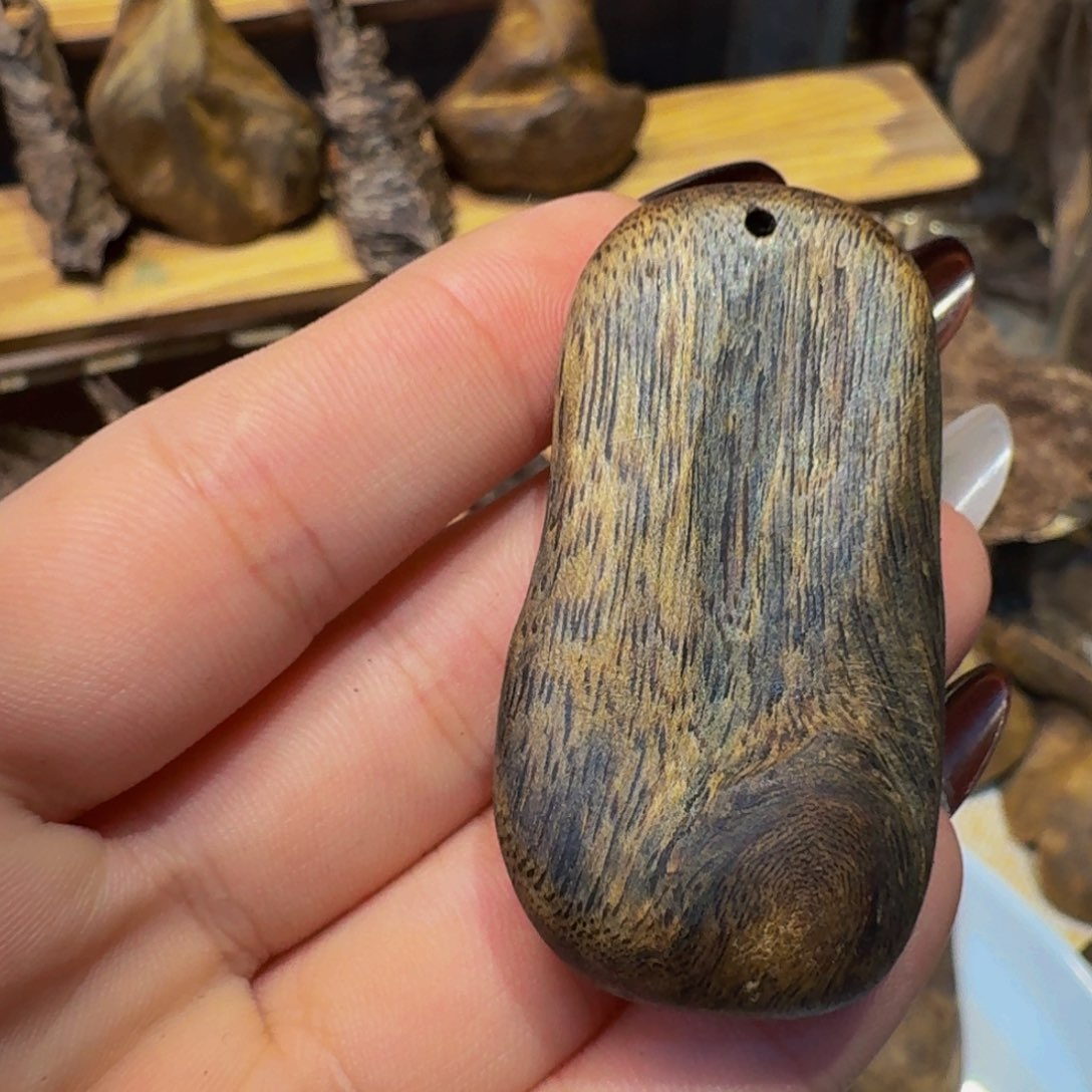 沉香吊坠在**方海南高山淳化老料吊坠