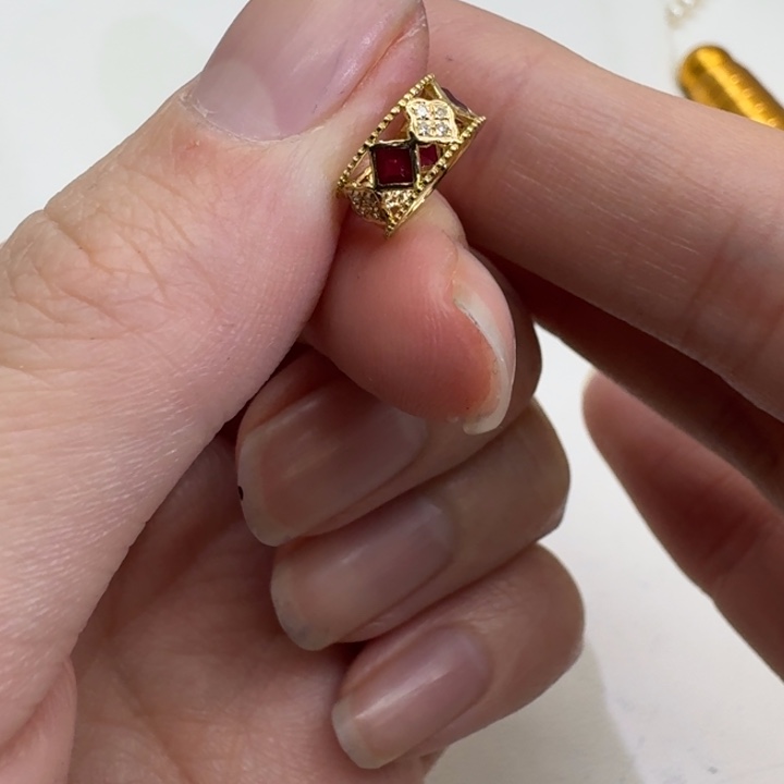 18K金镶嵌红宝石颈饰