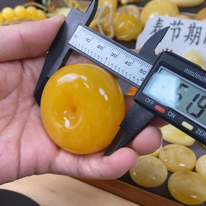 琥珀颈饰未镶嵌平安扣