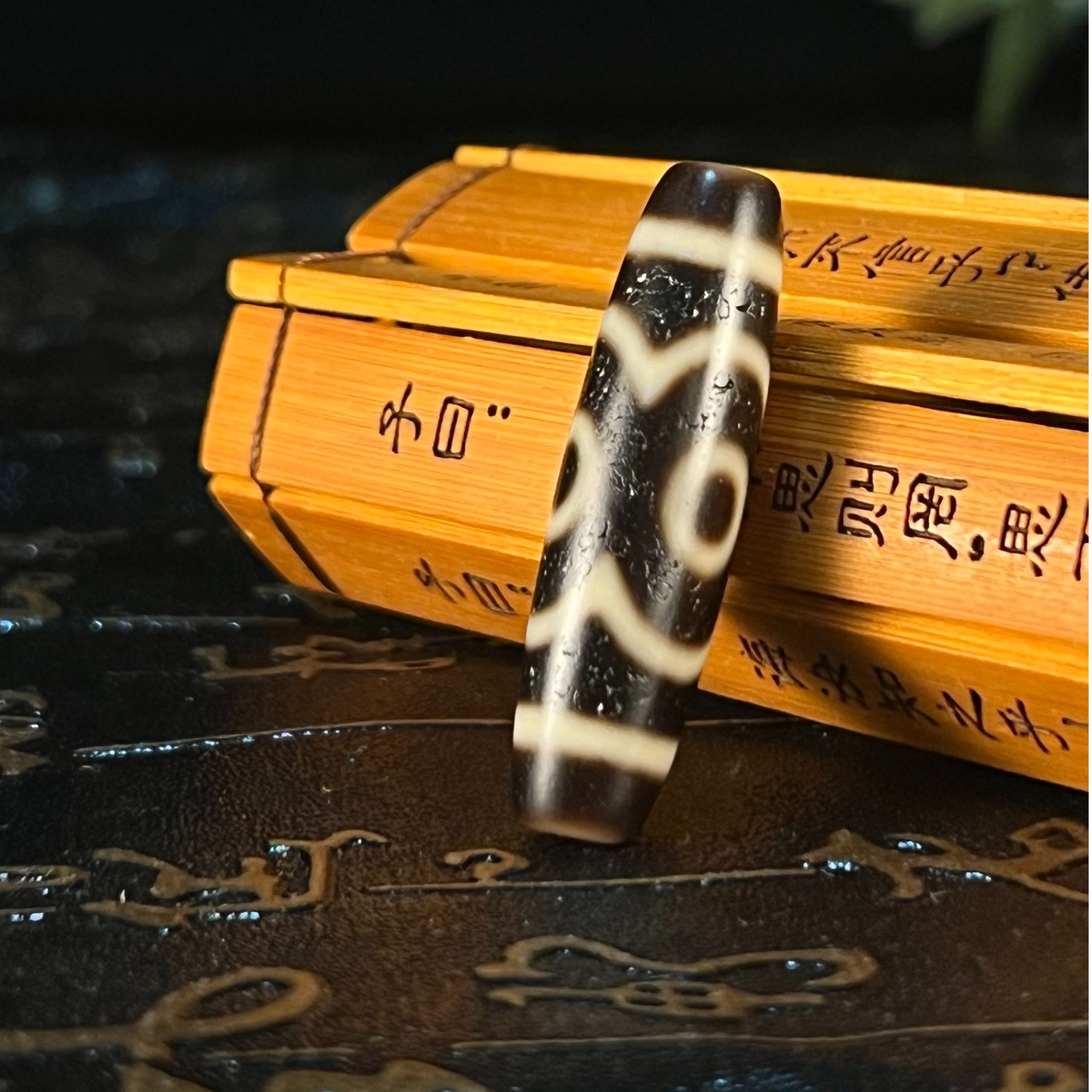 台湾建诚藏式仿古牙黄莲花三眼41mm时尚百搭镶蚀玛瑙珠吊坠