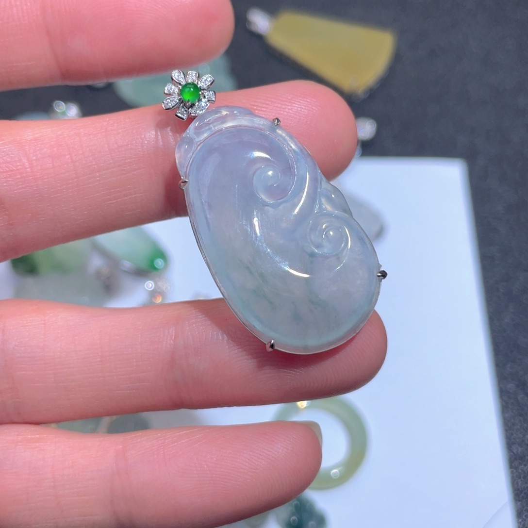 翡翠颈饰18K金镶嵌翡翠