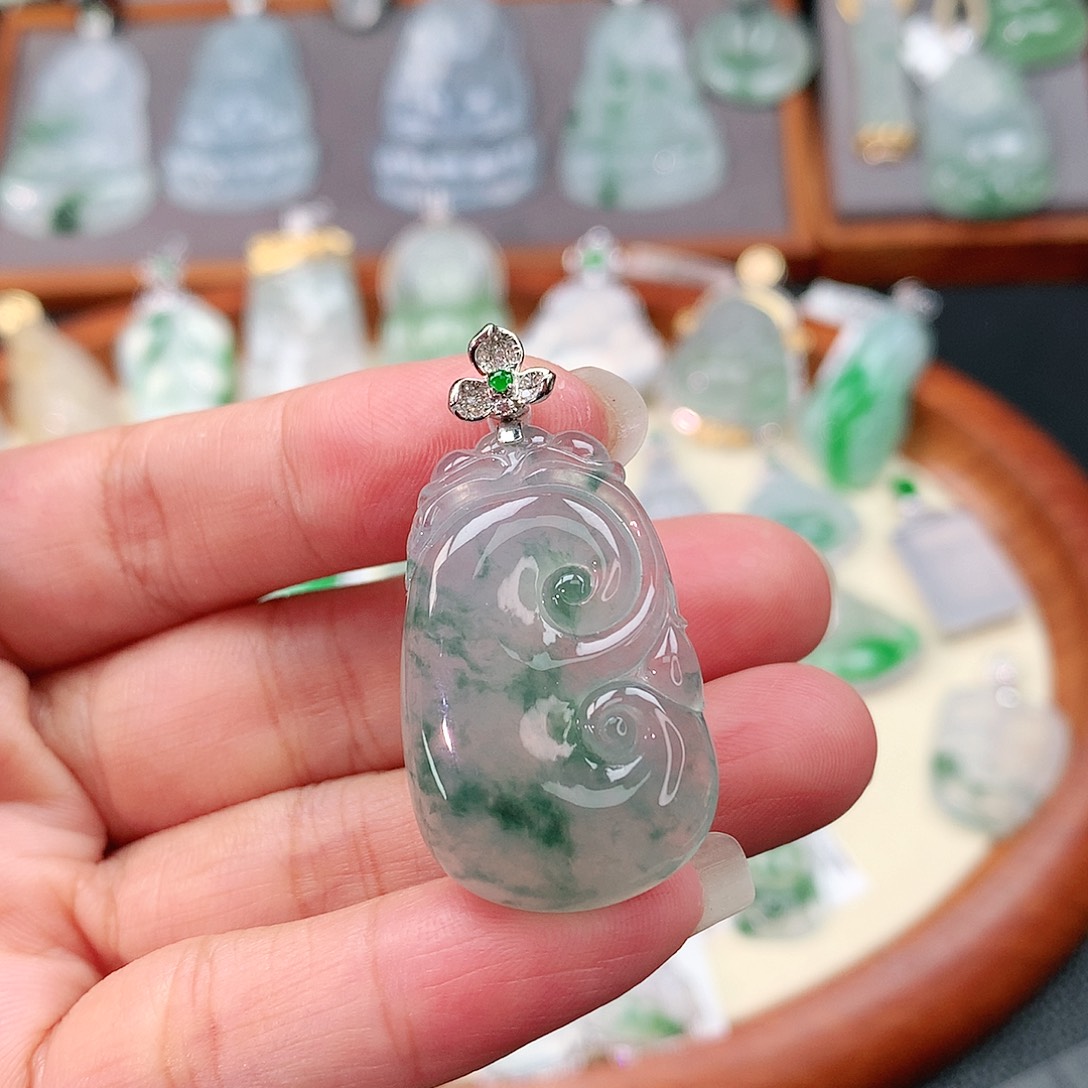 颈饰18K金镶嵌翡翠如意