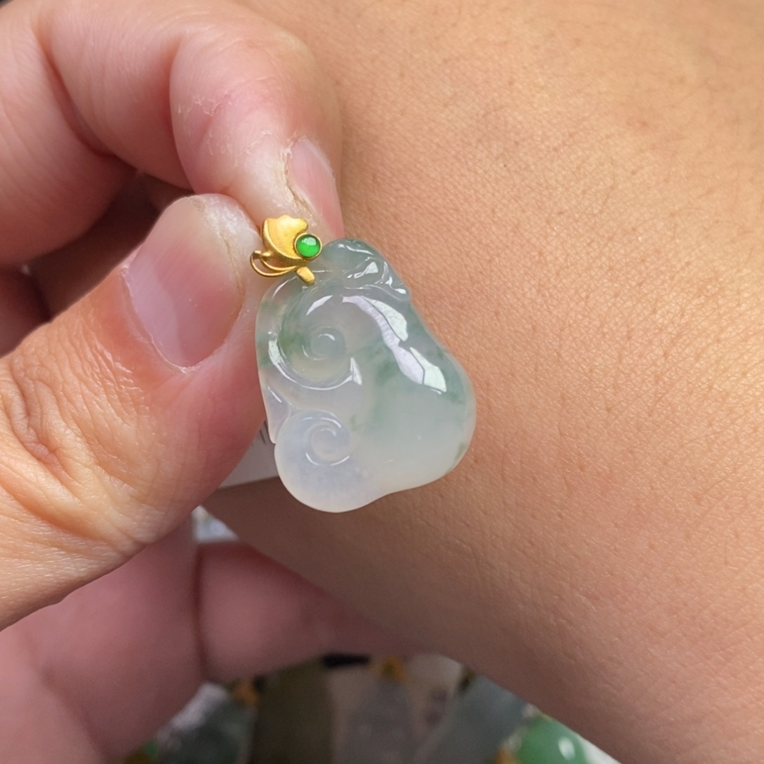 翡翠18K金镶嵌颈饰如意