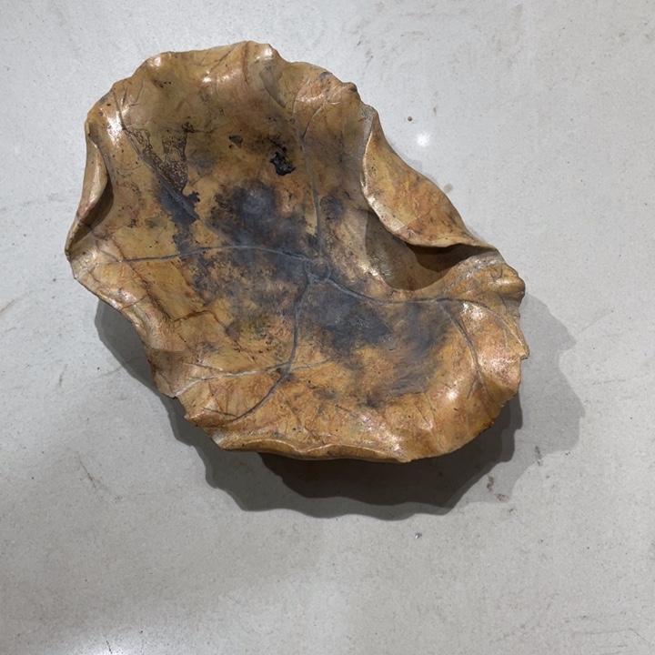 小笔洗一个，品相如图。