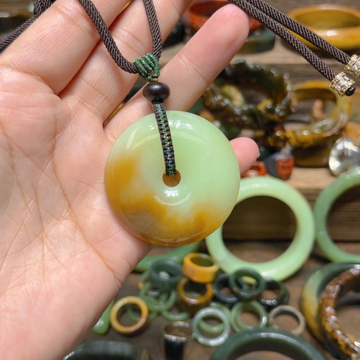 岫岩老玉（透闪石质玉）未镶嵌手镯