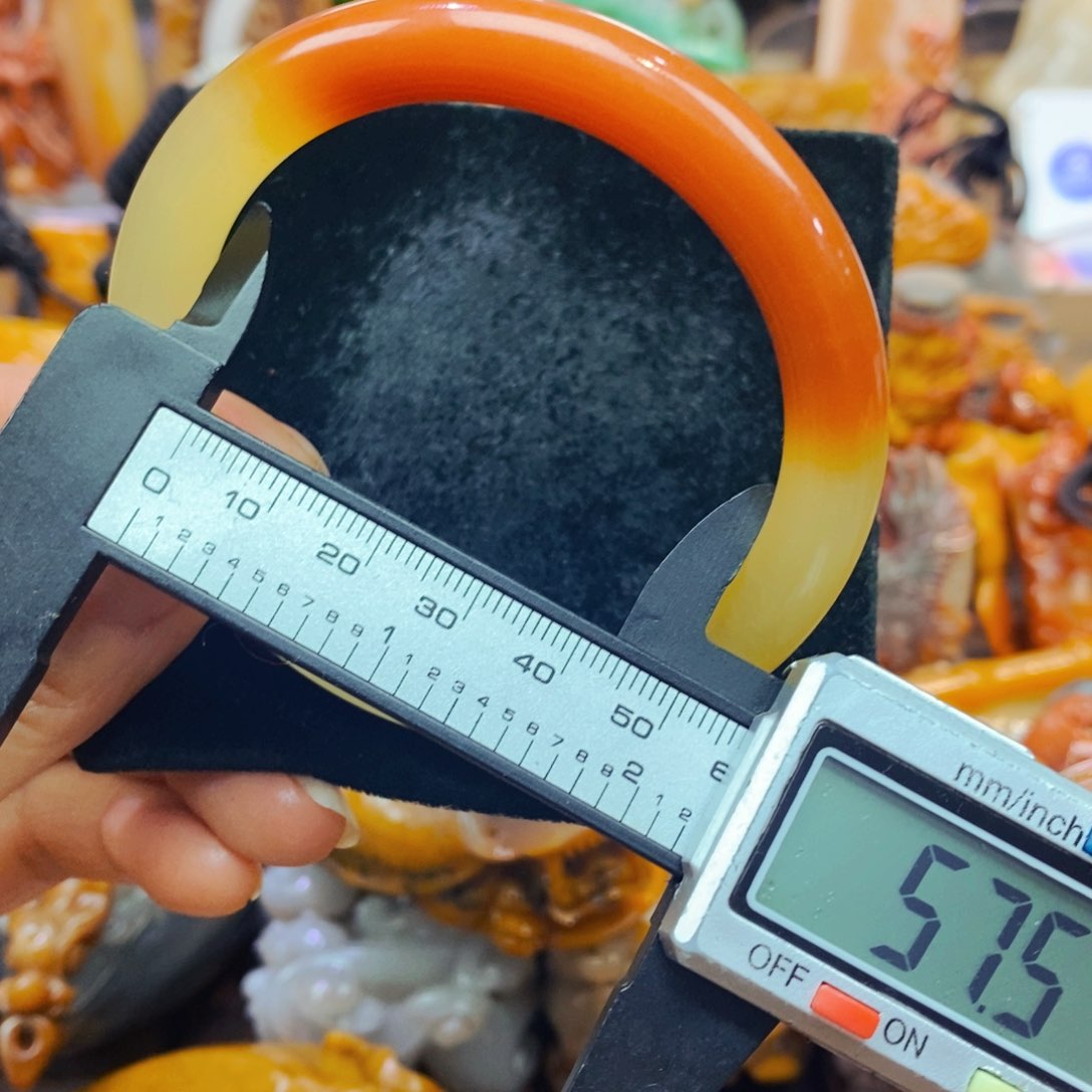 未镶嵌石英质玉（黄龙玉）颈饰