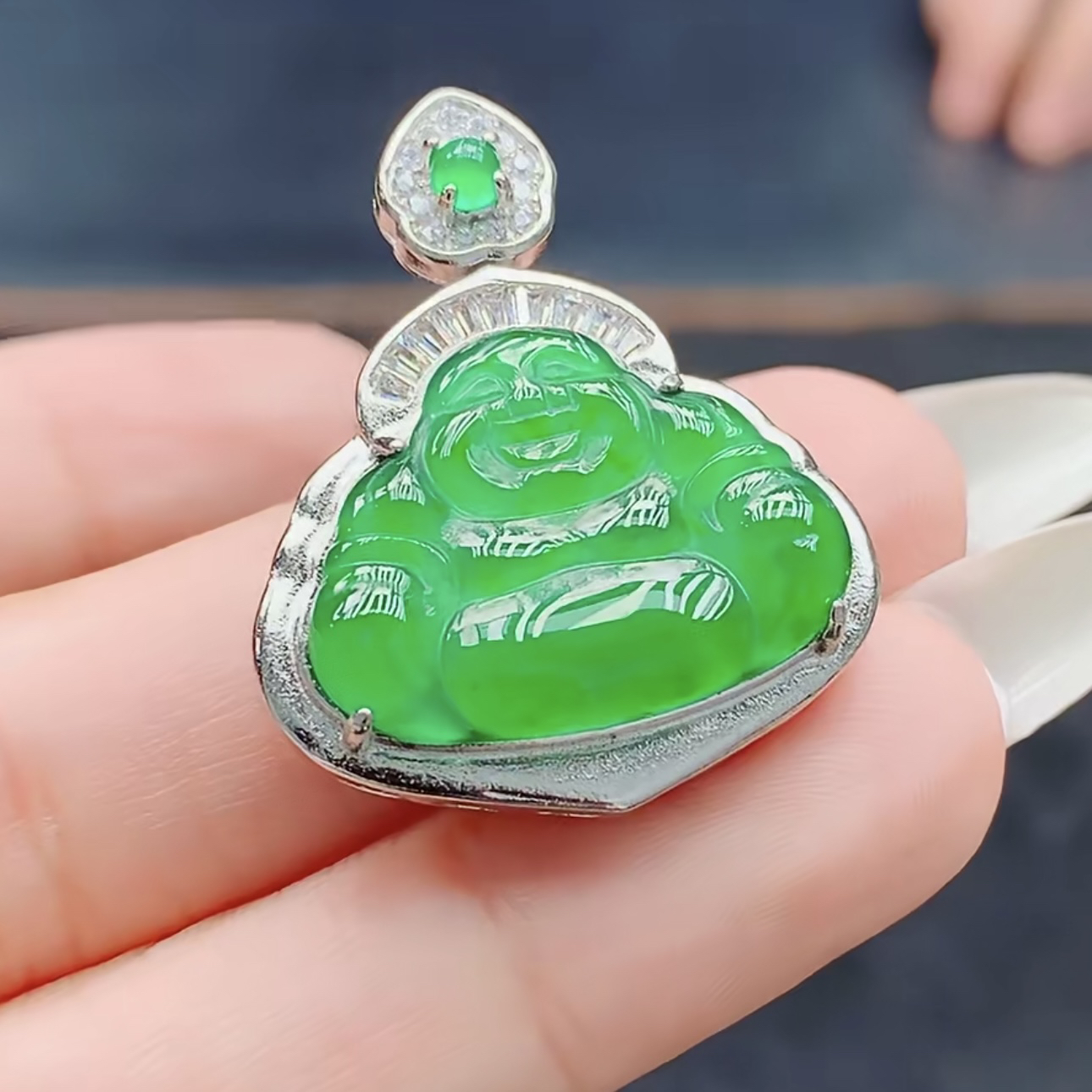 天然翡翠A货冰绿佛公