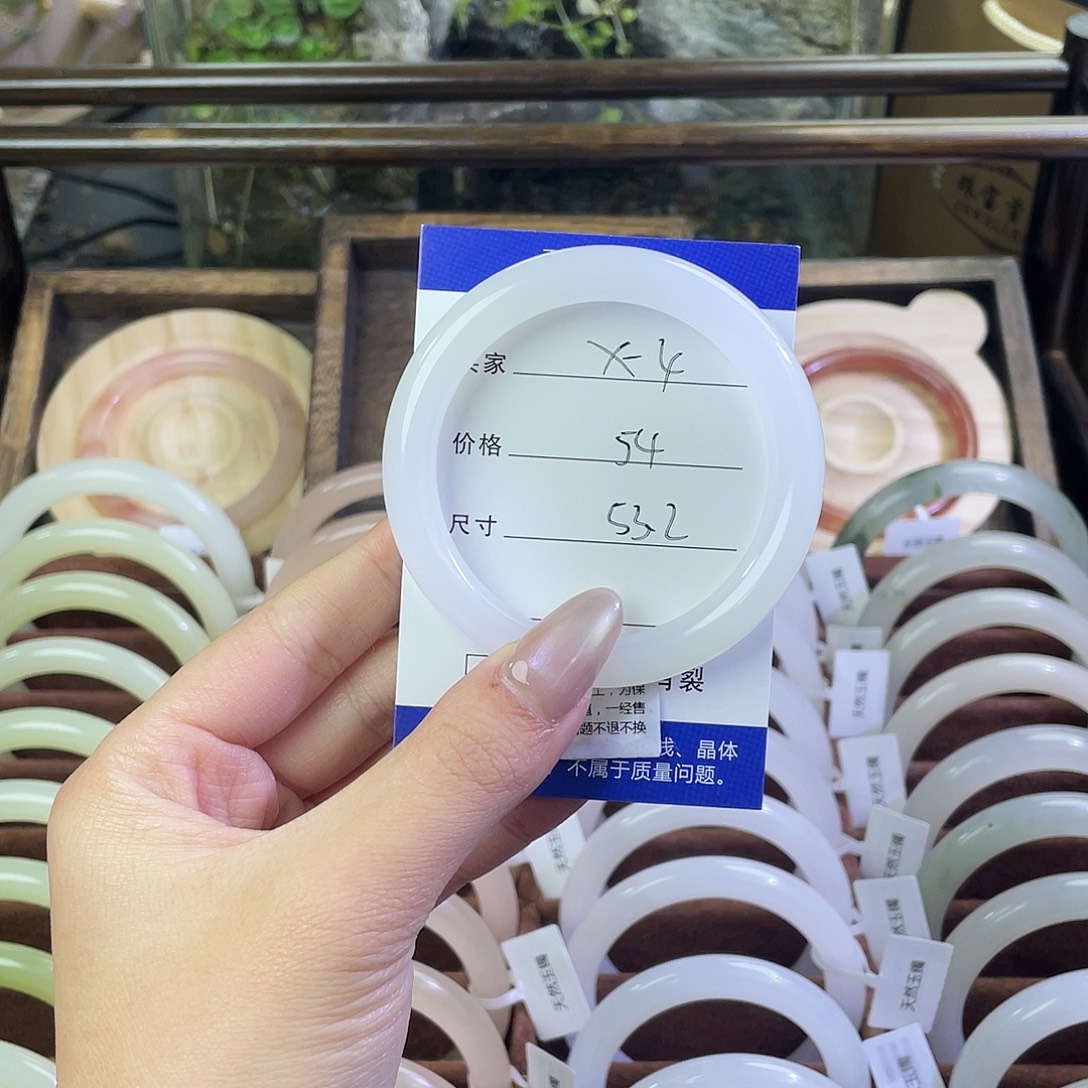 馨****玛瑙/玉髓未镶嵌手镯