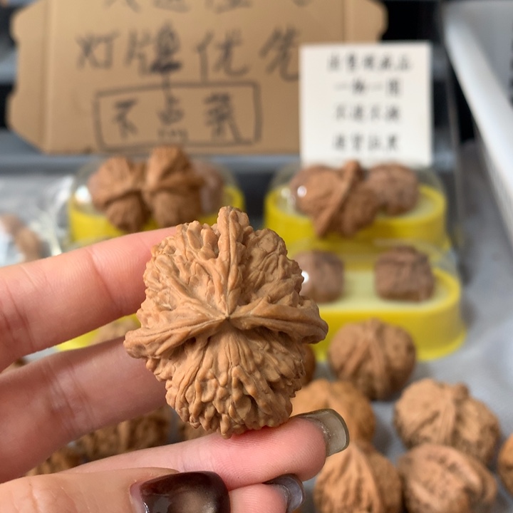 o***哥文玩核桃吊坠异形单只，有瑕疵
