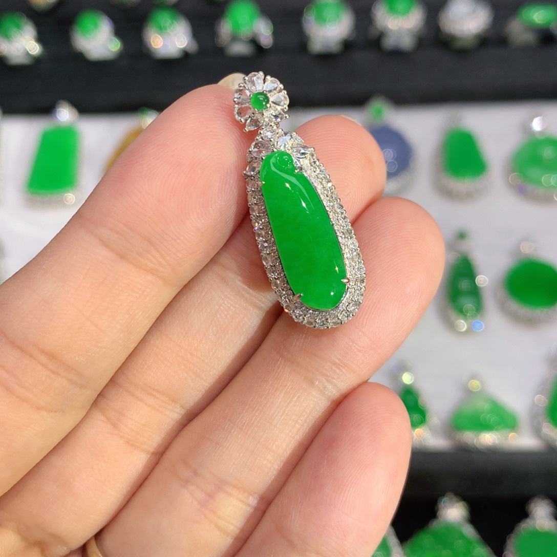 翡翠18K金镶嵌颈饰