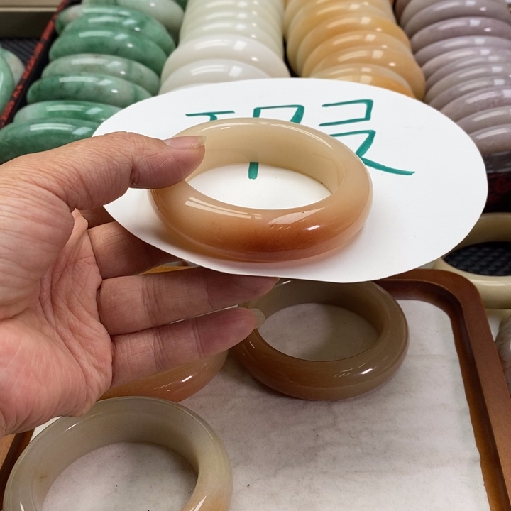 奶***思石英质玉未镶嵌手镯