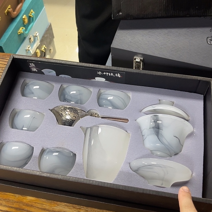 孤品茶具套装等。        