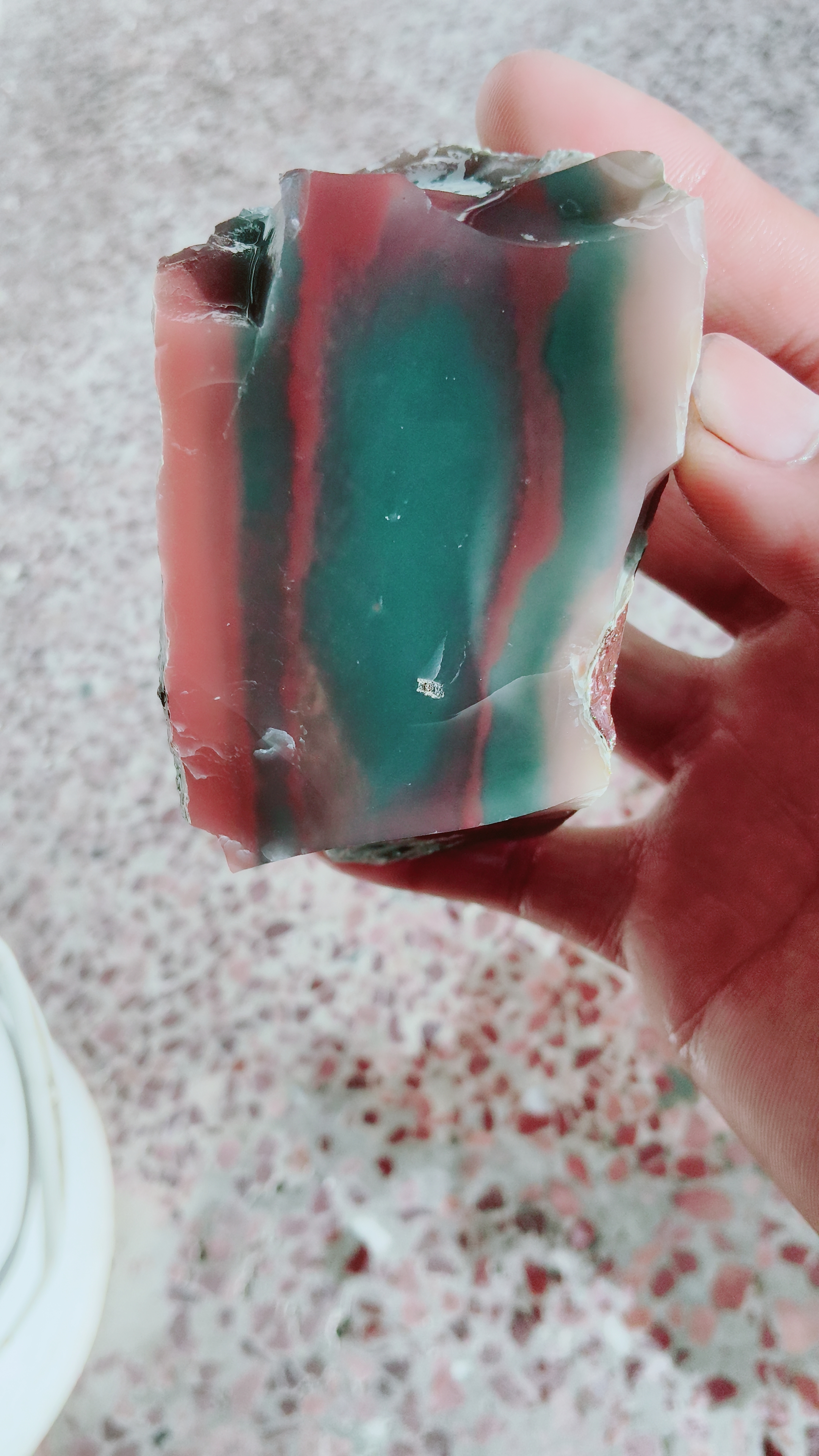 优质秦紫玉原石天然色彩无优化可雕刻原料重702克，可以做手镯