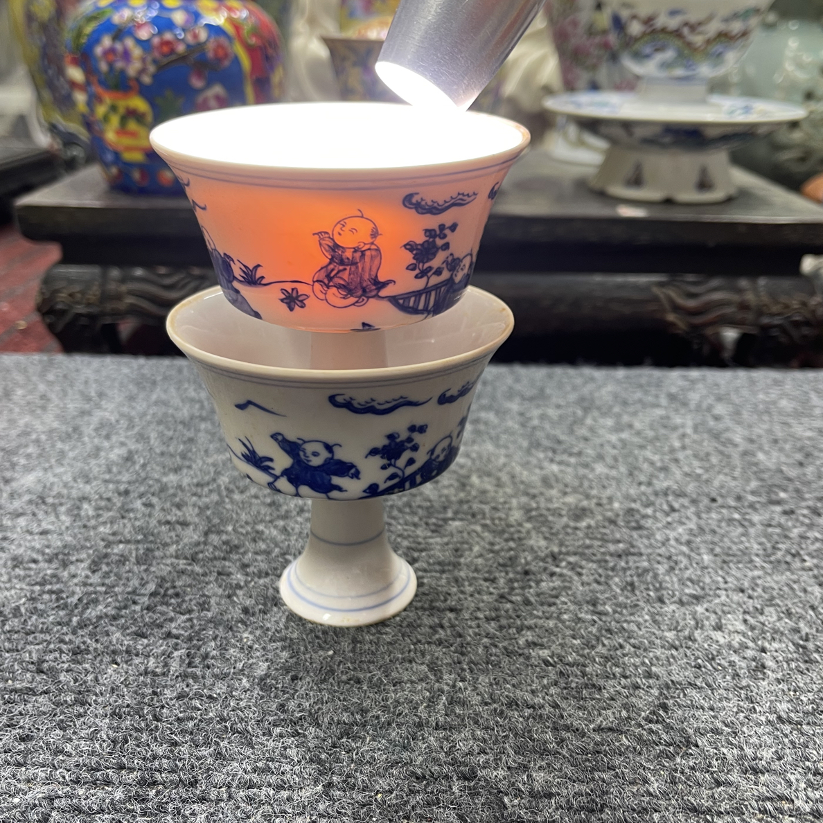青花红胎满工婴戏高足杯