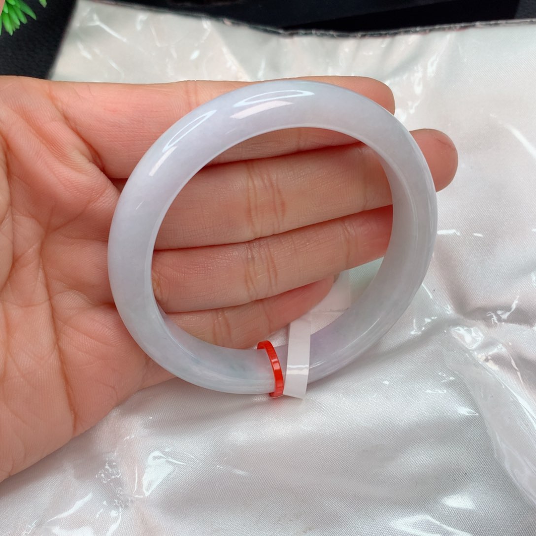 翡翠手镯未镶嵌………….