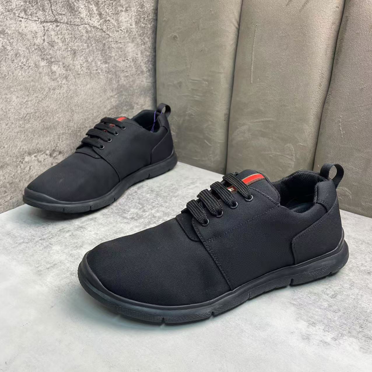 95新 Prada/普拉达 黑色帆布百搭软底透气运动鞋/40.5码/福利款