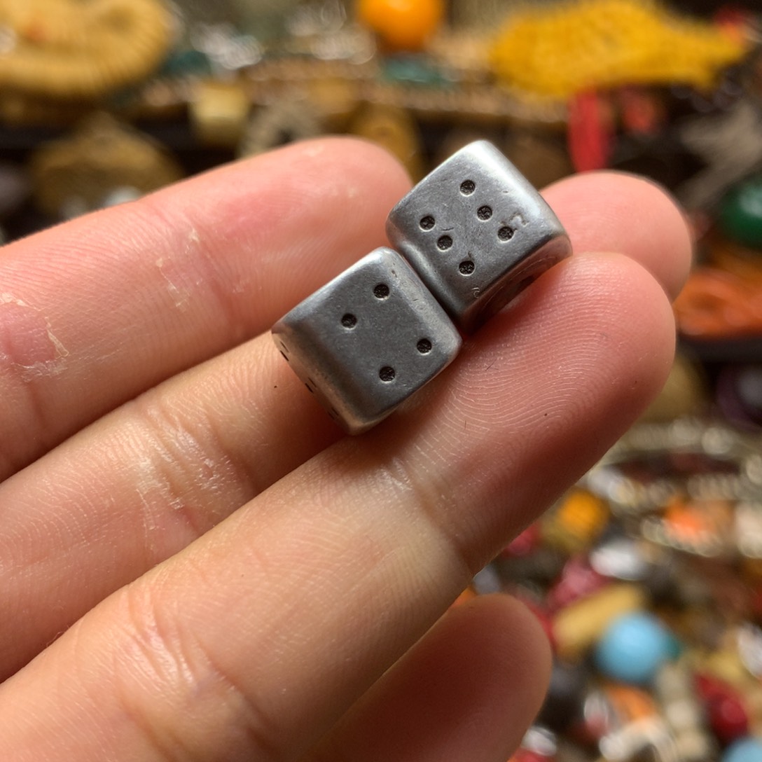 泥塑娘啦擦擦骰子