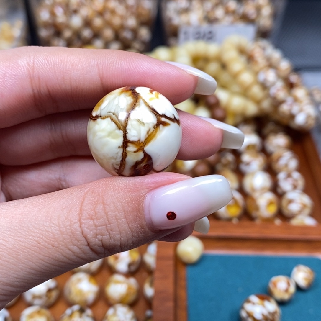 沁色蜜蜡未镶嵌圆珠