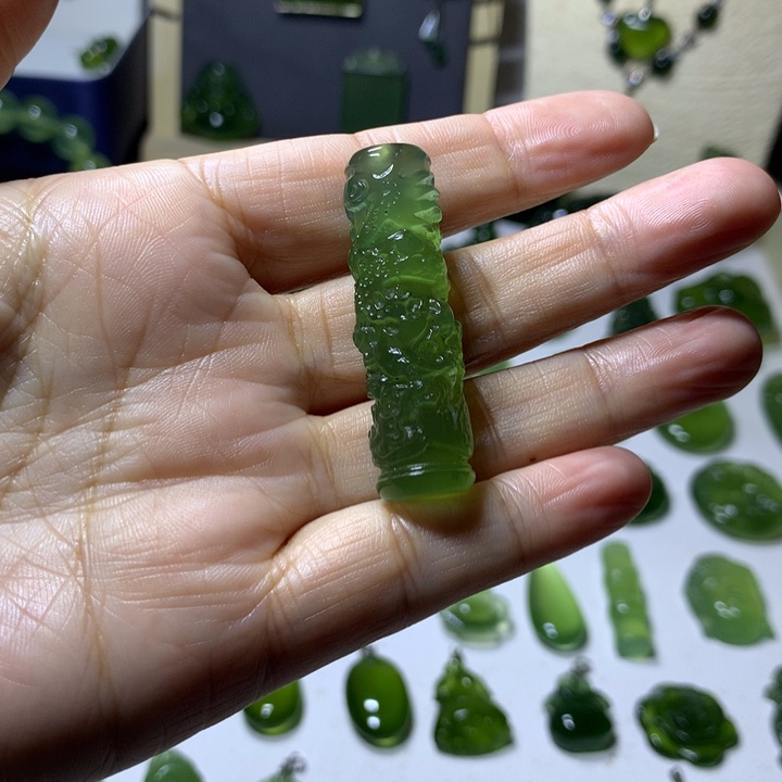 前***e岫玉未镶嵌颈饰吊坠