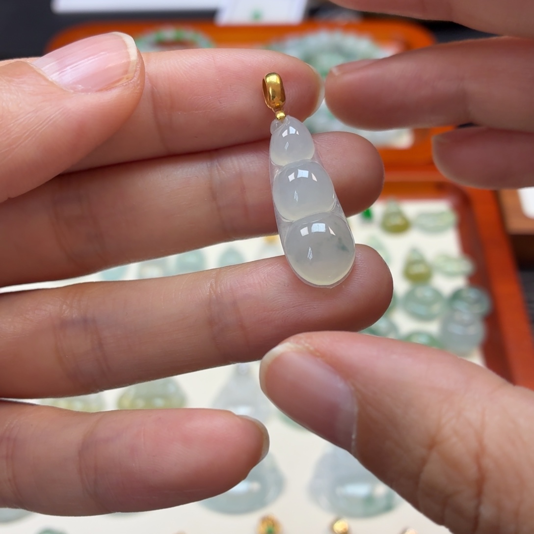 翡翠18K金镶嵌颈饰豆子