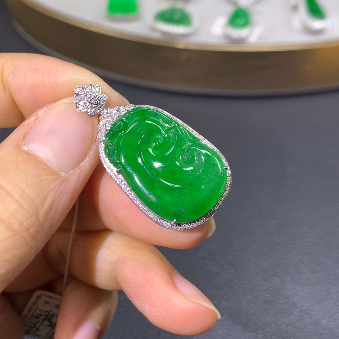 翡翠颈饰18K金镶嵌翡翠