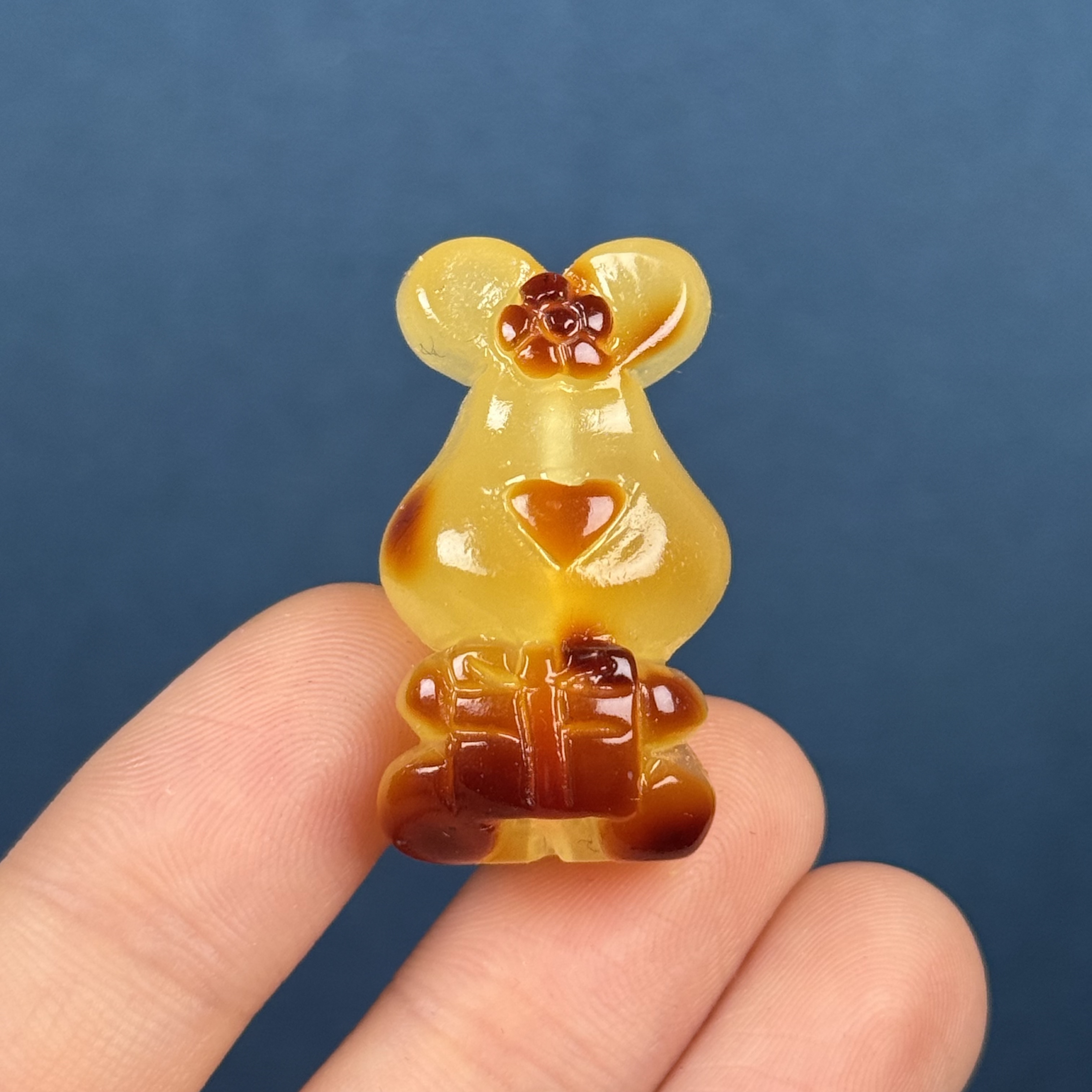 K9417天然原矿蜜蜡 雕刻小兔18*32*16mm 支持鉴定 假一罚十