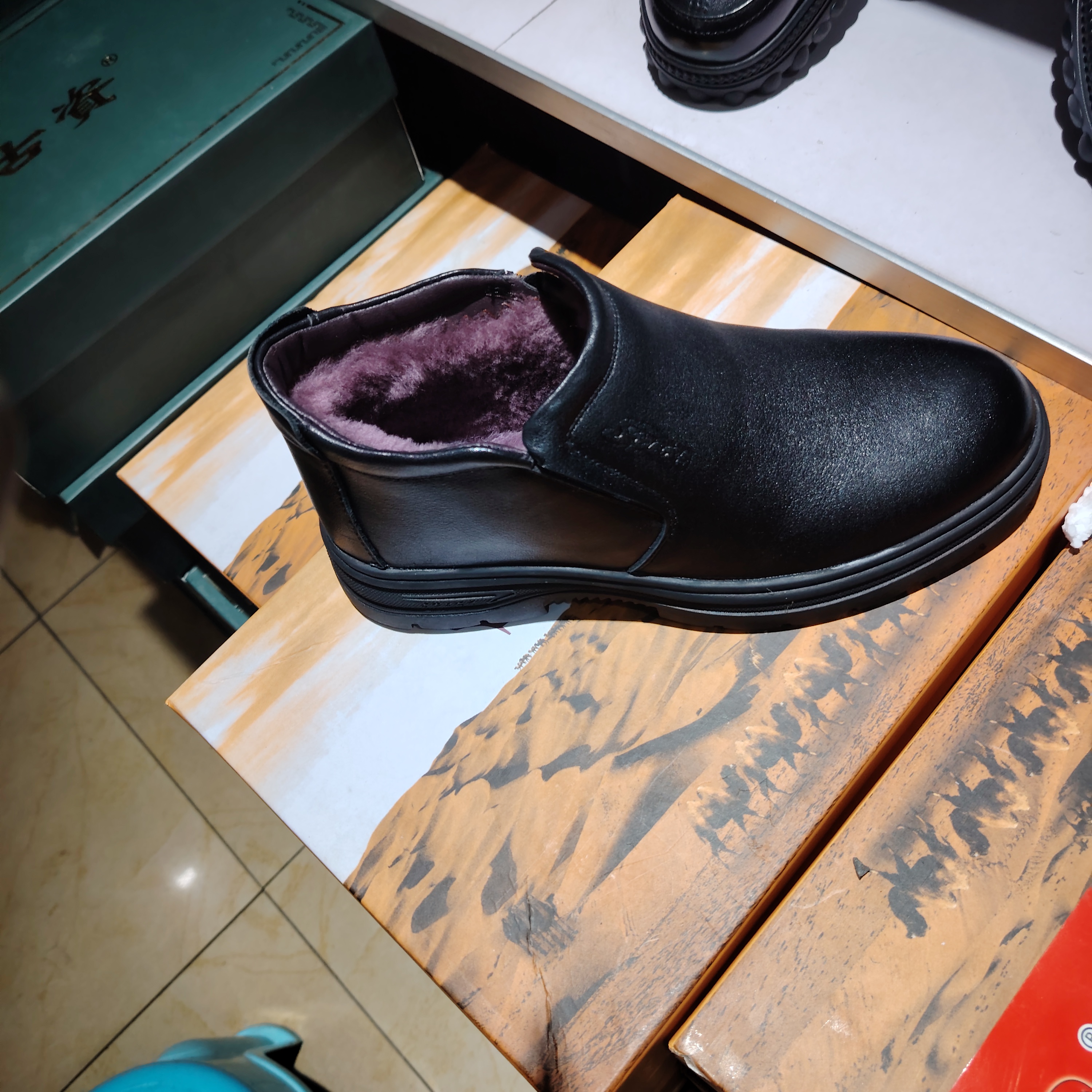 精品防滑牛皮男鞋，舒适鞋底耐磨，皮毛一体