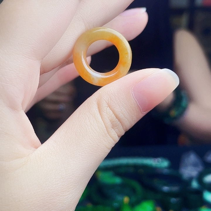 翡翠未镶嵌颈饰多样性